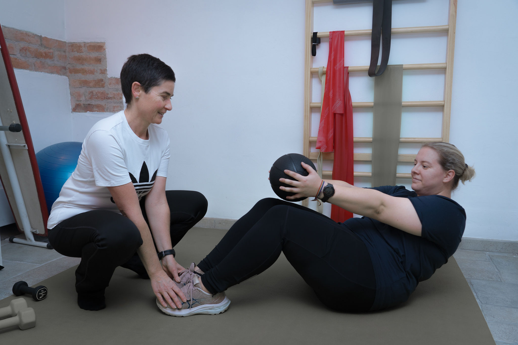2 Frau machen eine Stretchübung