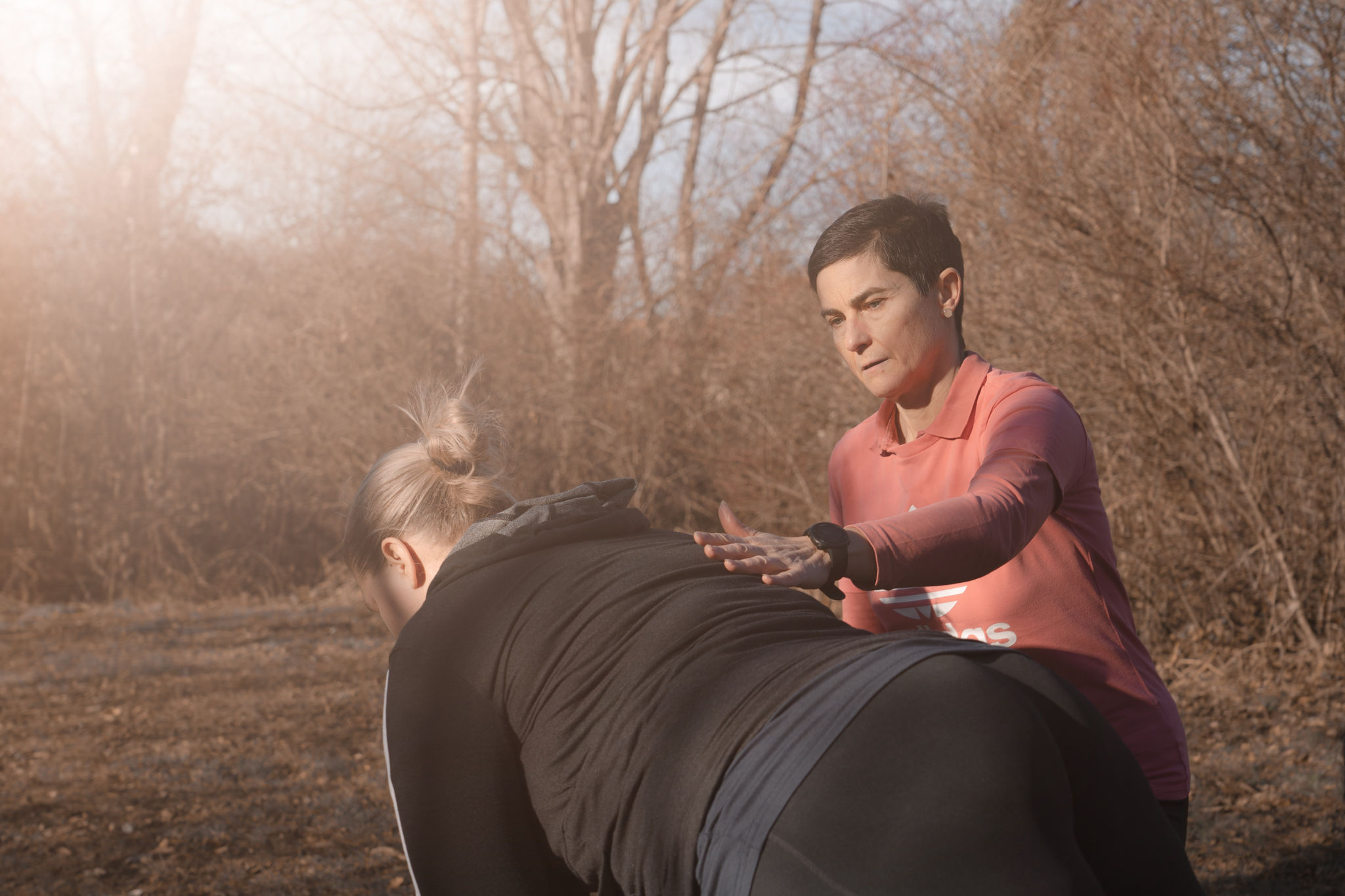 Frau trainiert mit Coach